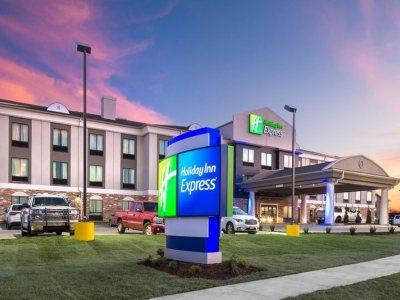Holiday Inn Express Hutchison By Ihg Hutchinson Exterior photo